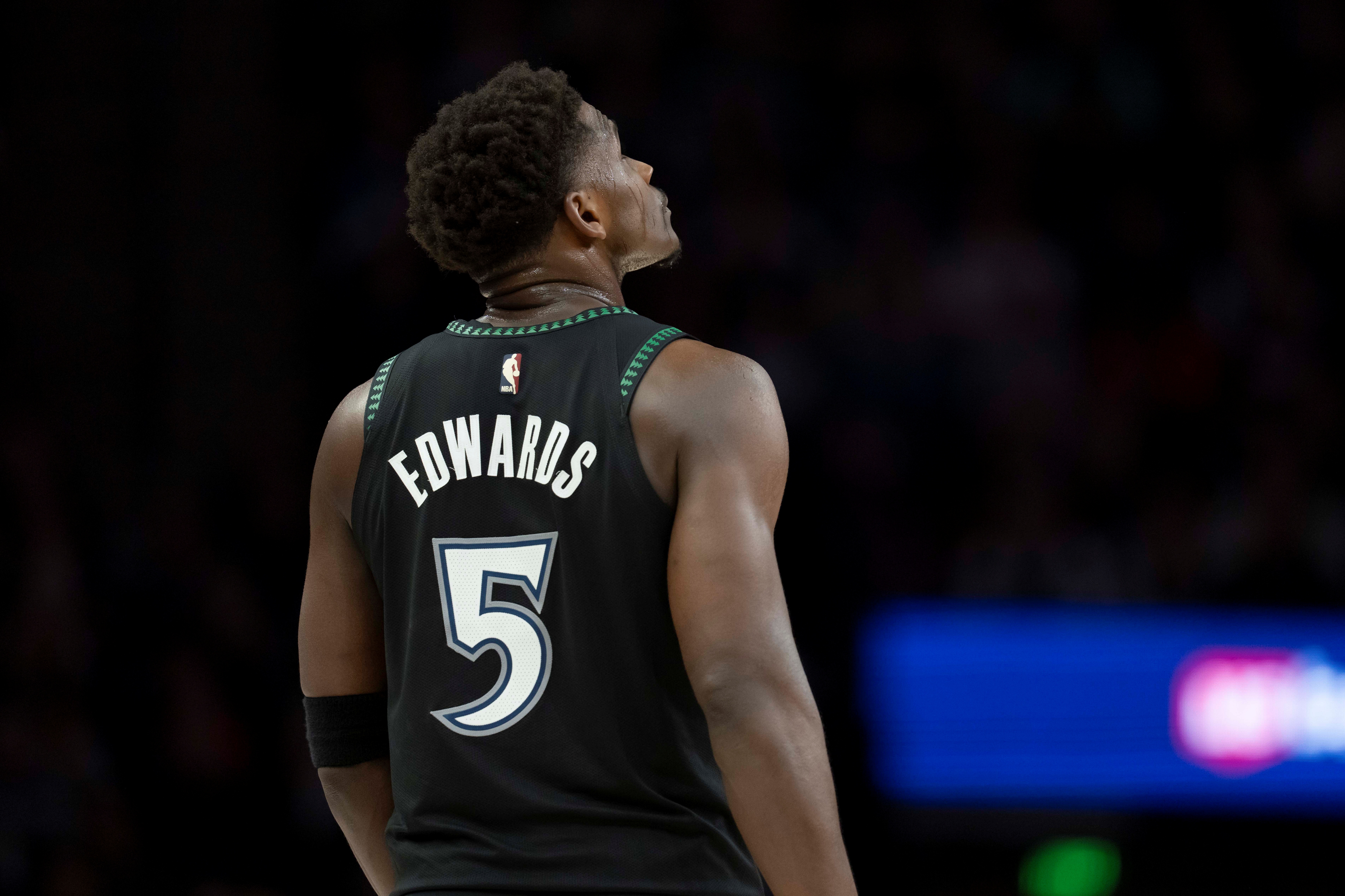 世界杯官方直播软件下载-持续低迷！爱德华兹跳起传球 戈贝尔没接好再度失误